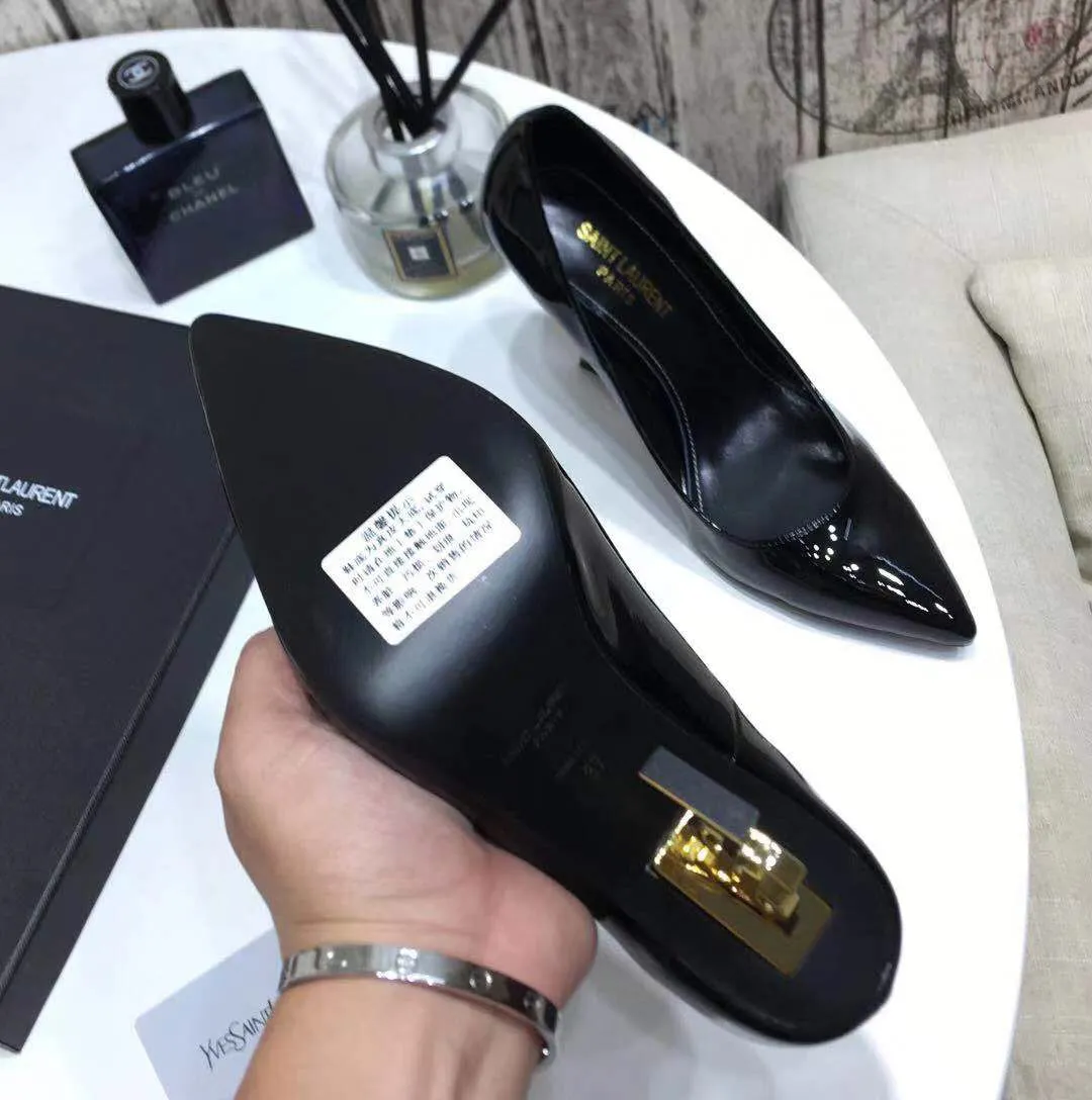👟👟Ex-factory price 560👟👟 SAINT LAURENT 👟👟Ex-factory price ARIS-CASSANDRA] Saint Laurent YSL classic YSL logo and high heels💪💪💪Yves Saint Laurent’s imaginative design is amazing. If you can’t get the genuine product, why don’t you buy this pair? The upper is made of patent leather and cowhide imported from Italy. The lining/foot pads are made of sheepskin imported from Italy. The heel height is 11cm. It is cast from ultra-high-strength steel. It has passed various high-strength tests and will not break the heel (chopping and smashing). The original molded leather outsole is 35-40 (codes 34, 41, 42.43 can be customized without return or exchange)